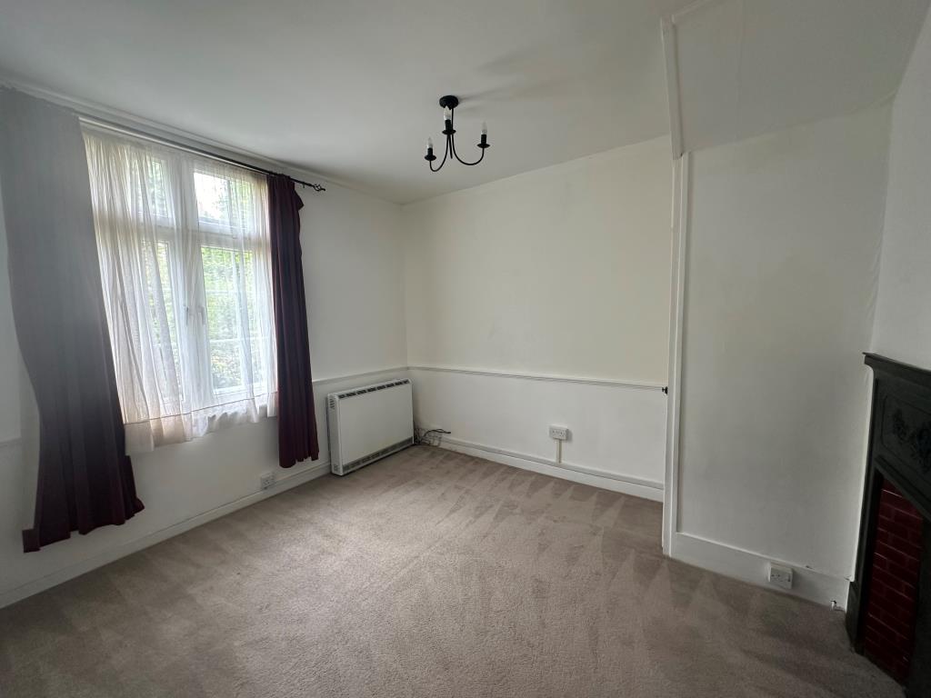 Lot: 81 - PERIOD VILLAGE PROPERTY ARRANGED AS TWO FLATS WITH POTENTIAL - Ground floor flat bedroom